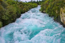 la rivière avec du bleu et la nature verte